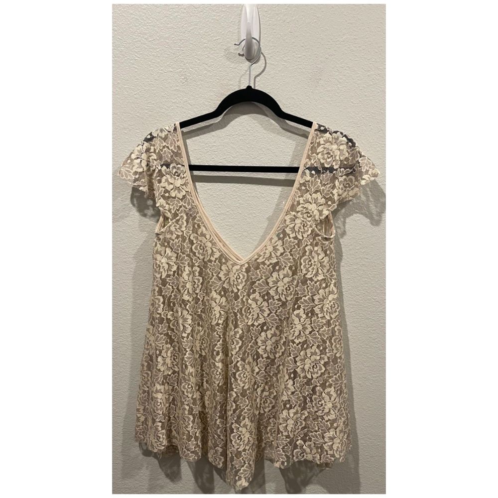 KIMCHI BLUE Lace V-Neck Short Sleeve Beige Top